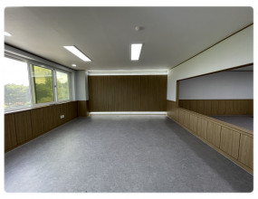 동선합섬 대표실 인테리어 입니다.기존의 노후된 회의실을 리뉴얼하여 대표실 인테리어 공사를 진행 하였습니다.벽면알판작업, 인테리어 필름, 유리타공 벽체, 도배 작업을 진행 하였으며, 벽체의 필름 색상은 대표실의 무계감을 더해주는 월럿색상으로 진행하였습니다. 
[이 게시물은 최고관리자님에 의해 2025-01-13 09:53:45 상업공간에서 복사 됨]