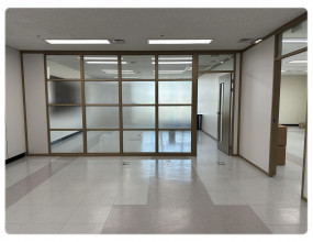 수원 사무실 원상복구 현장 입니다.랩핑칸막이와 유리벽체 철거와 천장 마이텍스 부분 수리 및 디럭스 타일 부분 수리 완료하였으며공사완료후 준공청소와 바닥왁스 2회 까지 마무리 되었습니다. 
[이 게시물은 최고관리자님에 의해 2025-01-09 12:14:22 상업공간에서 이동 됨]