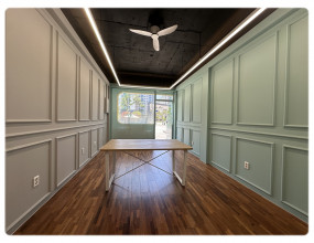 수원시 매교동에 위치한 다온퀸 부동산 인테리어 현장은 품격과 신뢰감을 동시에 느낄 수 있는 공간으로 완성되었습니다.내부 공간의 핵심 포인트는 고풍스러운 웨인스코팅 디자인입니다. 웨인스코팅은 벽면에 클래식하면서도 차분한 분위기를 더해주어, 방문하는 고객들에게 안정감을 주고 전문적인 이미지를 심어줍니다. 단순히 장식적인 요소를 넘어, 공간의 깊이와 입체감을 강조하여 부동산 사무실이 지닌 신뢰성과 품격을 한층 높여줍니다.바닥재는 내구성이 뛰어나고 고급스러운 질감이 살아있는 멀바우 원목 후로링을 사용하였습니다. 멀바우 특유의 짙은 색감과 묵직한 무늬결은 공간 전체를 따뜻하고 안정적인 분위기로 이끌며, 웨인스코팅과 조화를 이루어 더욱 클래식한 무드를 완성합니다. 고객들이 상담을 위해 머무르는 동안 편안함과 동시에 신뢰감을 느낄 수 있도록 고려한 마감재 선택이라 할 수 있습니다.또한, 공간의 활용도 역시 중요한 포인트였습니다. 상담 공간은 프라이버시를 확보하면서도 개방감을 유지할 수 있도록 배치하였으며, 전체적으로 균형 잡힌 조명 설계를 통해 공간이 한층 밝고 쾌적하게 연출되었습니다.결과적으로 다온퀸 부동산 인테리어는 단순한 사무 공간이 아니라, 고객에게 ‘믿을 수 있는 파트너’라는 이미지를 심어주는 역할을 합니다. 웨인스코팅과 멀바우 후로링의 조합은 전통적인 품격과 현대적인 세련됨을 동시에 담아낸, 신뢰와 품질을 상징하는 인테리어라 할 수 있습니다. 
[이 게시물은 최고관리자님에 의해 2025-08-22 10:14:29 상업공간에서 복사 됨]