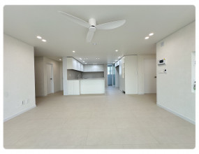 평택시 세교동에 위치한 보성청실아파트 인테리어 현장은 따뜻함과 실용성을 동시에 담아낸 공간으로 완성되었습니다.전체적으로 크림베이지 톤을 기본으로 하여 집안 전체의 분위기를 아늑하고 포근하게 연출하였습니다. 베이지 특유의 부드러운 색감은 공간에 따뜻한 기운을 더해주며, 자연광과 조화를 이루어 밝고 편안한 주거 환경을 만들어줍니다. 특히, 크림베이지 톤은 다양한 가구나 소품과도 잘 어우러져 입주 후 인테리어 스타일링에 유연함을 제공합니다.시스템적인 부분에서도 편리함과 깔끔함을 고려하였습니다. 천장형 시스템 에어컨을 거실과 각 방에 모두 설치하여 사계절 내내 쾌적한 생활 환경을 유지할 수 있도록 하였으며, 천장 매립형 구조로 인해 외관상 군더더기 없이 단정한 인테리어 효과를 주었습니다.현관에는 3연동 자동 중문을 설치하여 출입 시 편리함을 극대화하였고, 외부 소음을 차단하는 기능과 더불어 단열 효과까지 확보할 수 있었습니다. 중문의 투명한 유리 소재는 시각적으로 개방감을 주어 좁은 현관 공간을 넓어 보이게 하는 장점도 있습니다.조명은 3인치 매입등을 활용하여 공간 전체가 고르게 밝아지도록 설계하였습니다. 작은 사이즈의 매입등은 군더더기 없는 간결한 미감을 유지하면서도 충분한 조도를 확보하여 실용성과 디자인을 동시에 만족시켰습니다. 또한, 9mm 문선을 사용하여 미니멀한 라인을 강조함으로써 전체적으로 단정하고 깔끔한 마감 효과를 완성하였습니다.결과적으로 보성청실아파트 인테리어는 아늑함과 세련됨, 그리고 실용성을 고루 갖춘 주거 공간으로 설계되었습니다. 크림베이지 톤의 따뜻한 분위기와 시스템적 편리함이 더해져, 일상 속에서 편안하면서도 품격 있는 생활을 누릴 수 있는 공간으로 완성되었습니다.