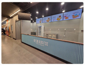 프레시 부리또 현장은 국내에 런칭된 지 얼마 되지 않은 프랑스식 부리또 전문 식당으로, 신선함과 개성을 동시에 담아낸 인테리어가 돋보입니다.매장 내부는 다양한 그래픽 시트를 활용하여 시각적인 즐거움을 극대화하였습니다. 벽면과 가구 곳곳에 적용된 그래픽 요소들은 브랜드의 아이덴티티를 강조하며, 젊고 활기찬 분위기를 연출합니다. 이는 단순히 장식적인 효과를 넘어, 매장을 방문한 고객들에게 브랜드 스토리를 자연스럽게 전달하는 매개체 역할을 하고 있습니다.또한 전체적인 공간은 스트릿 감성을 기반으로 디자인되었습니다. 노출 천장과 메탈 소재, 콘크리트 질감이 어우러져 도시적이면서도 자유로운 분위기를 자아내며, 캐주얼한 식사 공간으로서의 매력을 극대화합니다. 이러한 인테리어 스타일은 부리또의 자유분방한 이미지와 어울리며, 고객들이 음식뿐 아니라 공간 자체에서도 색다른 경험을 할 수 있도록 만들어줍니다.조명은 밝고 직선적인 톤으로 구성하여 음식의 색감을 더욱 선명하게 살려주며, 원목 테이블과 컬러풀한 포인트 가구들이 조화를 이루어 따뜻함과 편안함을 더했습니다. 매장은 테이크아웃과 캐주얼 다이닝 모두를 고려한 동선 설계로, 방문 고객들에게 효율적이고 쾌적한 이용 환경을 제공합니다.결국 프레시 부리또 인테리어는 단순히 식당 공간을 넘어, 브랜드가 지향하는 스트릿 감성과 활기찬 에너지를 시각적으로 구현해낸 공간이라 할 수 있습니다. 다채로운 그래픽과 감각적인 공간 연출은 부리또의 신선한 맛과 어우러져, 고객들에게 잊지 못할 경험을 선사하는 특별한 현장입니다. 
[이 게시물은 최고관리자님에 의해 2025-08-22 10:45:29 상업공간에서 복사 됨]