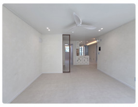 수원 한일타운 아파트 인테리어 현장은 따뜻하면서도 세련된 무드를 강조한 공간으로 완성되었습니다.전체적으로 크림베이지 톤을 베이스로 사용하여 아늑하고 포근한 분위기를 연출하였으며, 공간 전체에 안정감을 불어넣어 일상 속에서 편안함을 느낄 수 있도록 하였습니다. 크림베이지 특유의 은은한 색감은 햇살과 자연스럽게 어우러지며, 시간이 흘러도 질리지 않는 클래식한 매력을 지니고 있습니다.여기에 월넛 컬러의 파티션을 포인트로 두어 공간에 깊이감을 더했습니다. 월넛의 진한 색감은 베이지 톤과 조화를 이루면서도 고급스러운 분위기를 완성하며, 단조로울 수 있는 공간에 세련된 포인트로 작용합니다. 특히 파티션은 시각적인 분리 효과를 제공하면서도 공간감을 해치지 않아 실용성과 디자인적 완성도를 동시에 만족시킵니다.또한 각 방에는 시스템 에어컨을 설치하여 효율적인 공간 활용과 쾌적한 주거 환경을 구현했습니다. 천장 매립형 구조로 군더더기 없는 깔끔한 인테리어가 가능하며, 사계절 내내 편안한 생활을 보장합니다. 이는 단순히 냉·난방 기능을 넘어, 생활의 질을 높이는 요소로 작용합니다.종합적으로 수원 한일타운 아파트 인테리어는 따뜻한 베이스 컬러와 고급스러운 포인트 컬러, 그리고 실용적인 설비가 조화를 이루어, 세련되면서도 편안한 생활 공간을 만들어낸 현장이라 할 수 있습니다. 